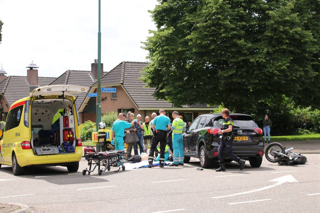 Motorrijder gewond bij botsing met een auto