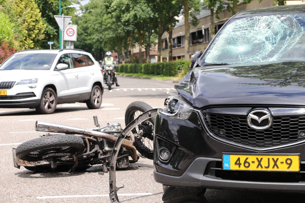 Motorrijder gewond bij botsing met een auto