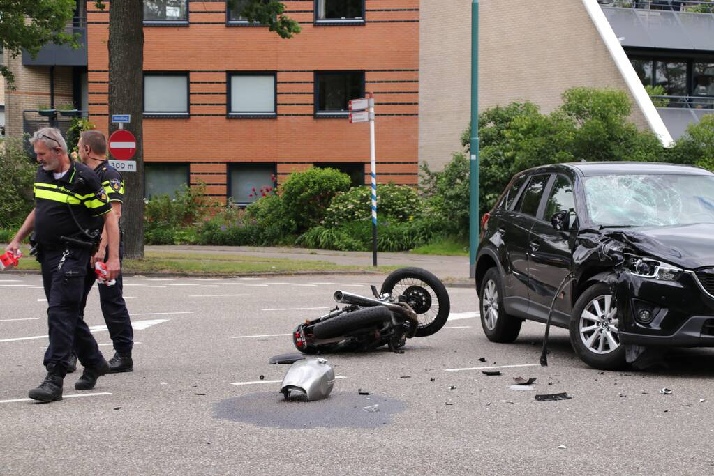 Motorrijder gewond bij botsing met een auto