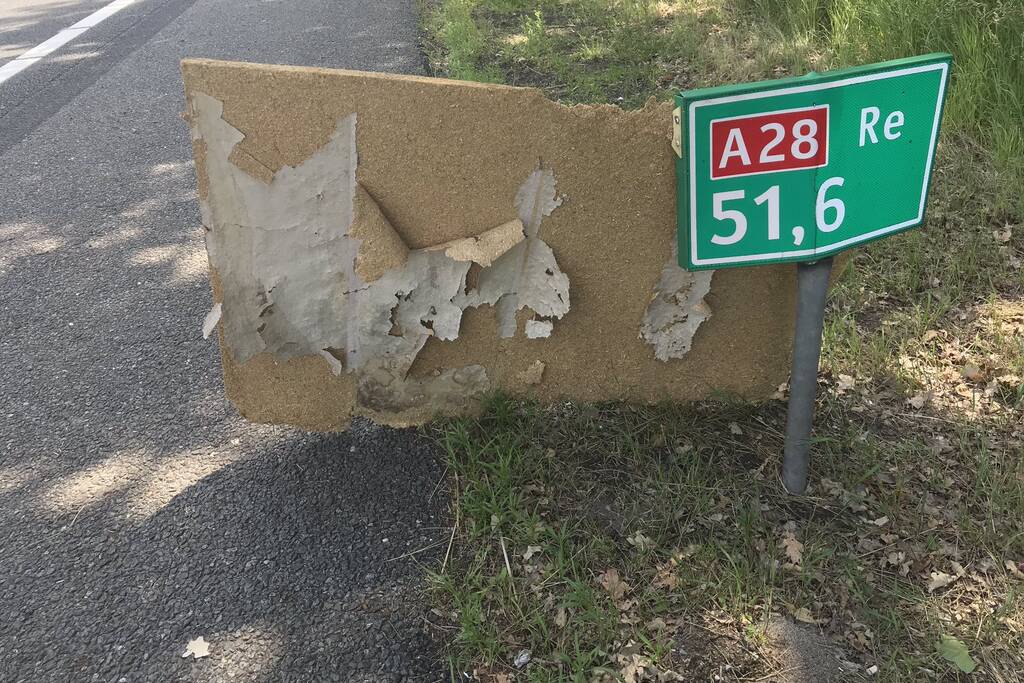Houten plaat van snelweg gehaald