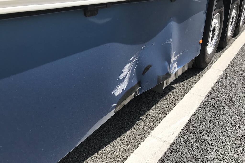 Schade na botsing met vrachtwagen