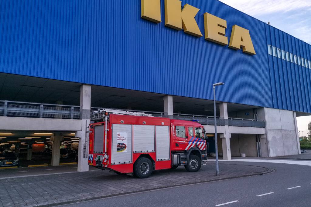 Brandweer oefent met nieuw voertuig bij Ikea
