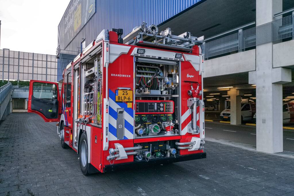 Brandweer oefent met nieuw voertuig bij Ikea