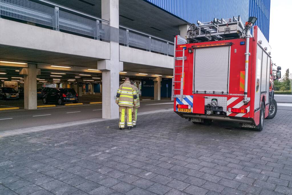 Brandweer oefent met nieuw voertuig bij Ikea
