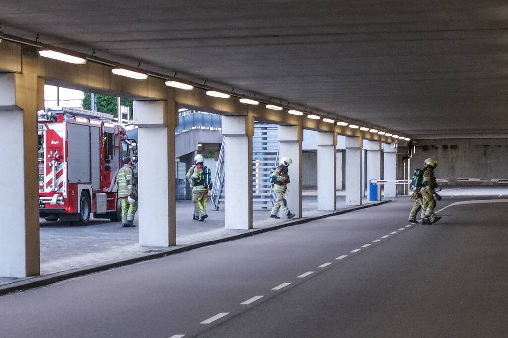 Brandweer oefent met nieuw voertuig bij Ikea