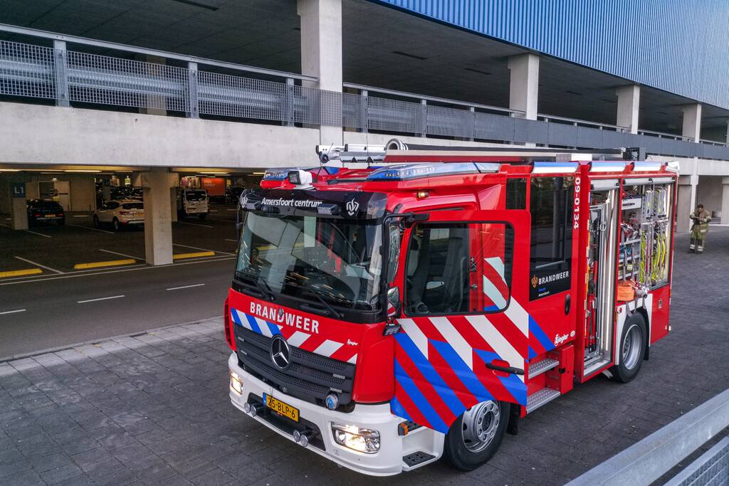 Brandweer oefent met nieuw voertuig bij Ikea
