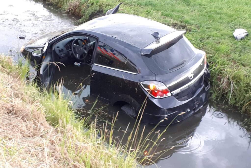 Auto in de sloot