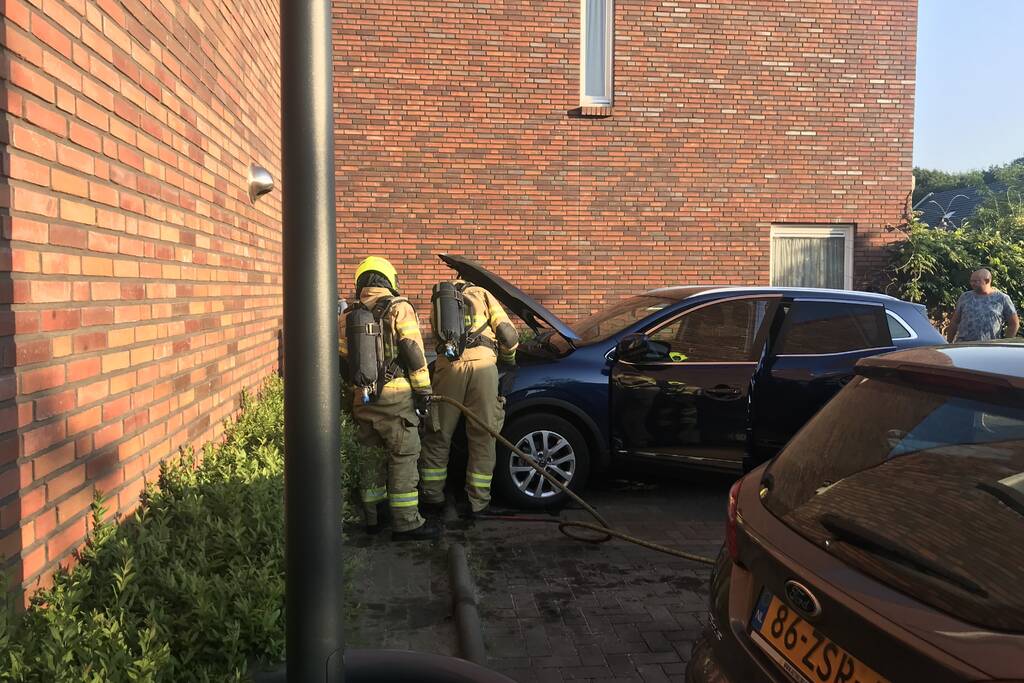 Geparkeerde auto vat vlam