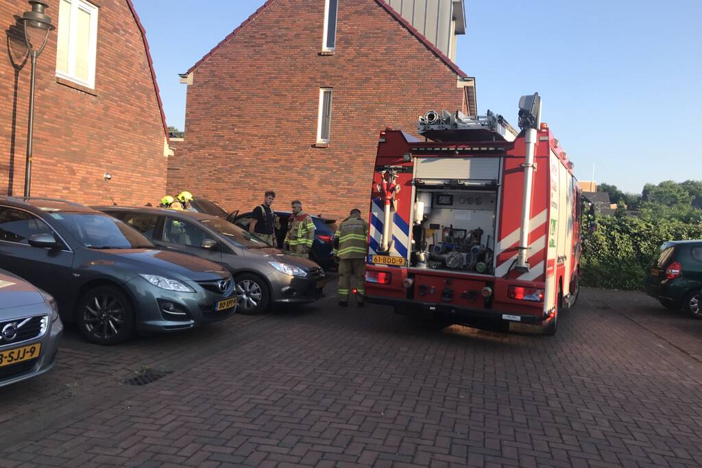 Geparkeerde auto vat vlam