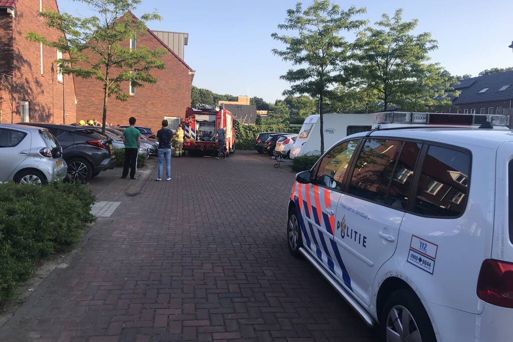 Geparkeerde auto vat vlam