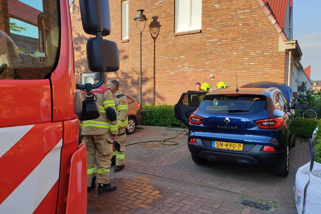 Geparkeerde auto vat vlam