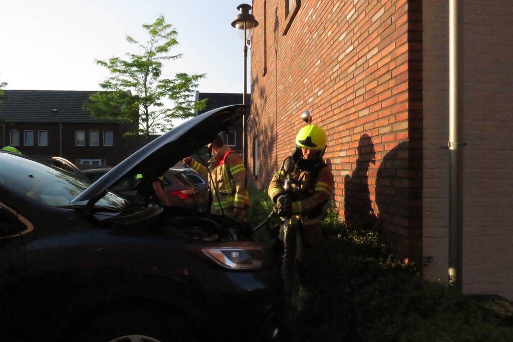 Geparkeerde auto vat vlam