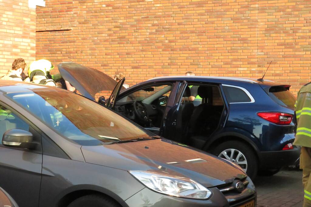 Geparkeerde auto vat vlam