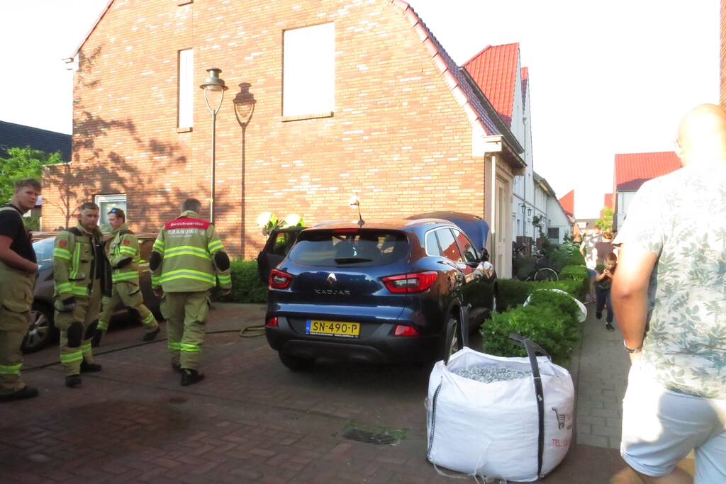 Geparkeerde auto vat vlam