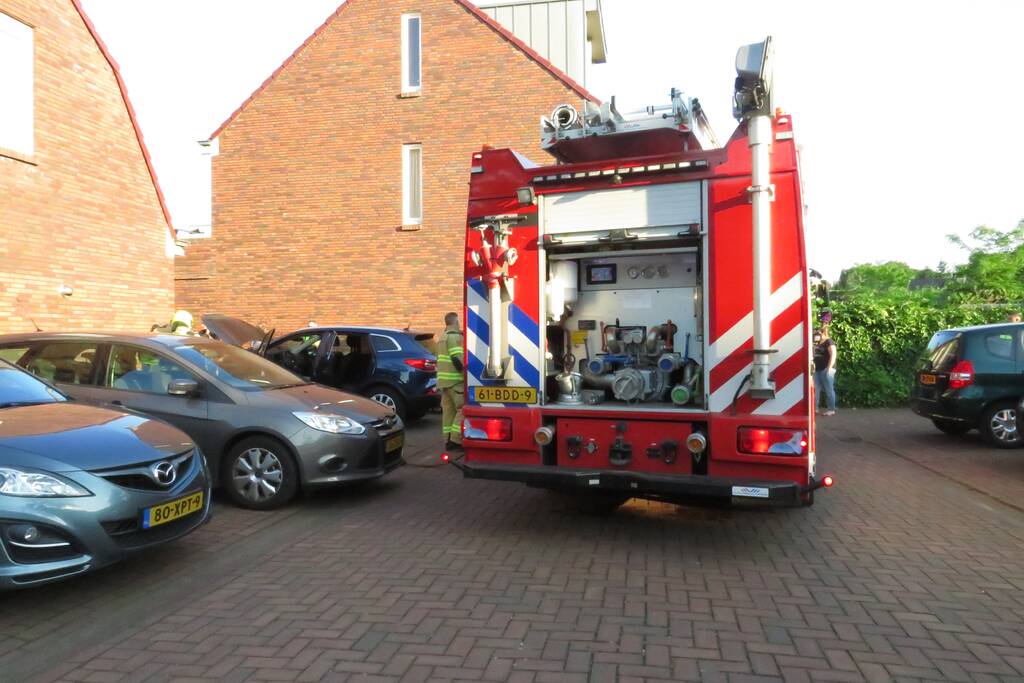 Geparkeerde auto vat vlam