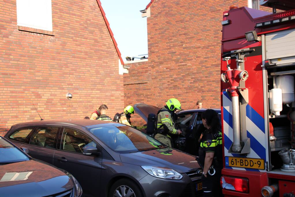 Geparkeerde auto vat vlam