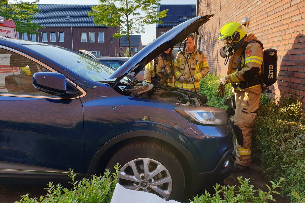 Geparkeerde auto vat vlam
