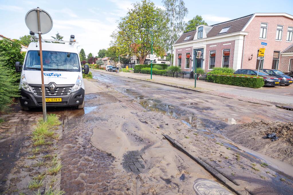 Straat blank na gesprongen waterleiding