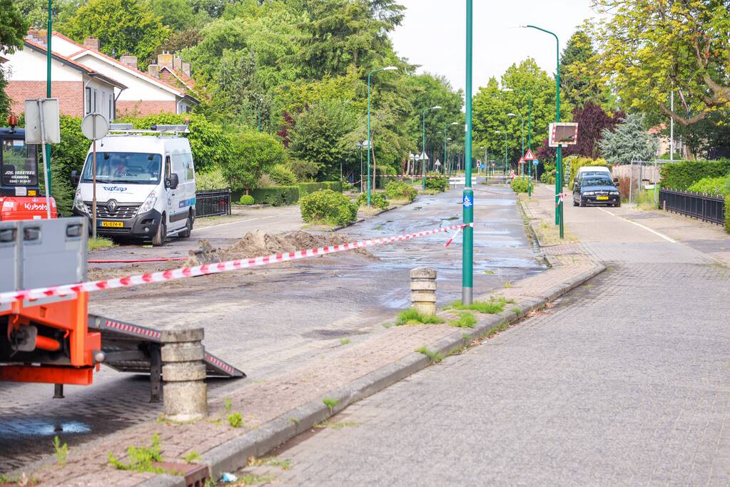 Straat blank na gesprongen waterleiding