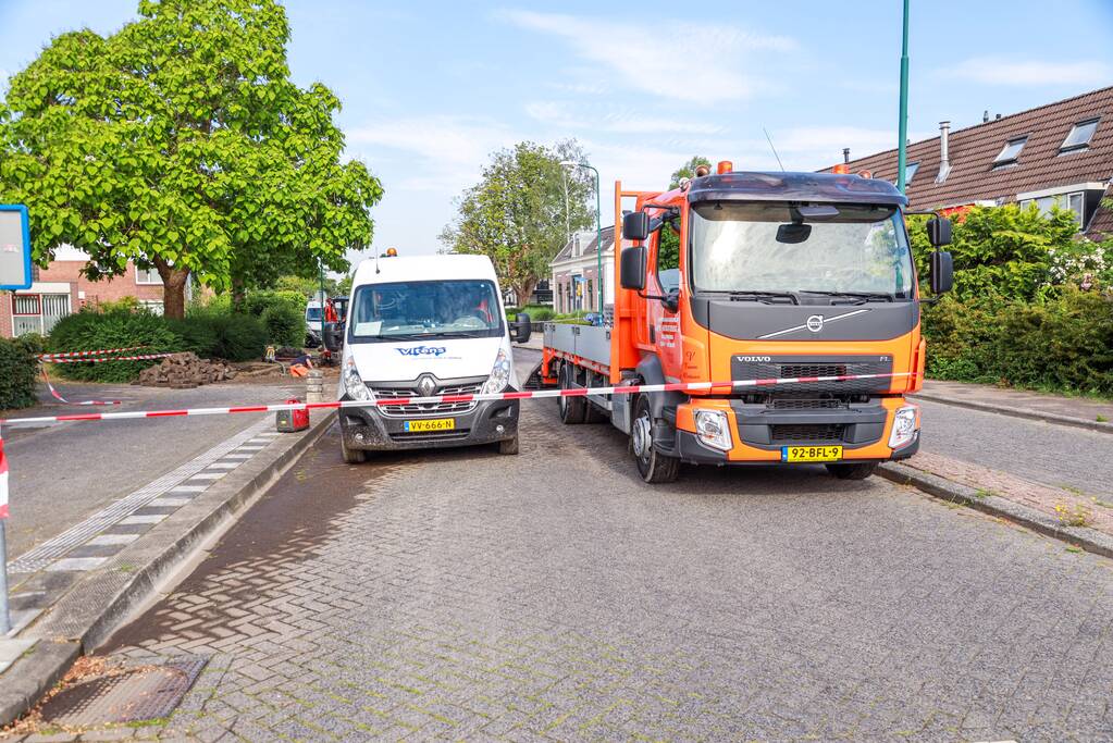 Straat blank na gesprongen waterleiding