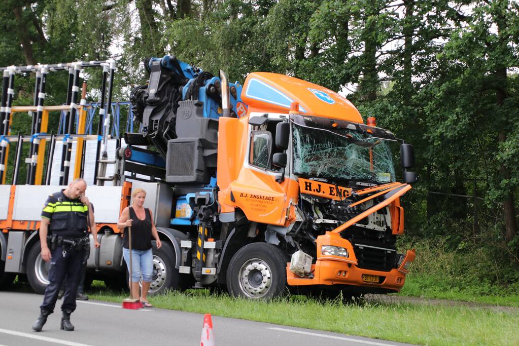 Vrachtwagen total loss na kopstaart botsing