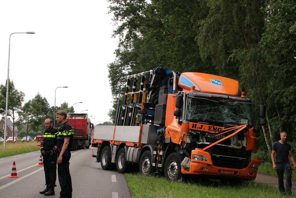 Vrachtwagen total loss na kopstaart botsing