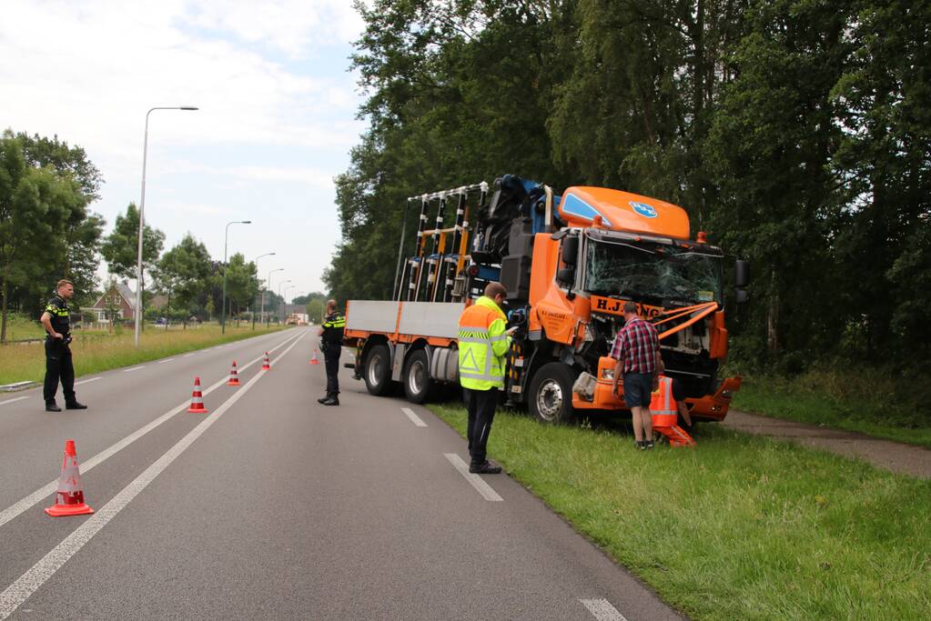 Vrachtwagen total loss na kopstaart botsing