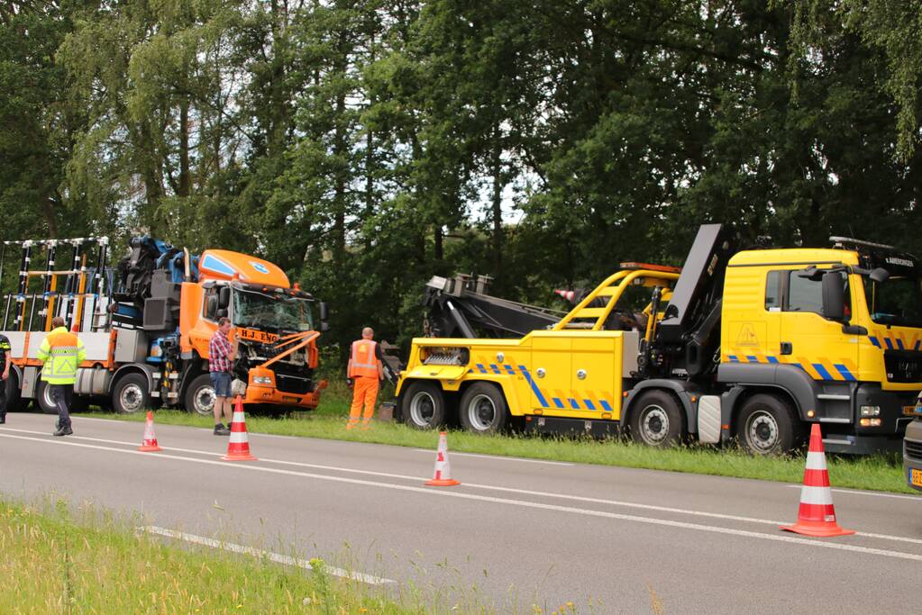 Vrachtwagen total loss na kopstaart botsing