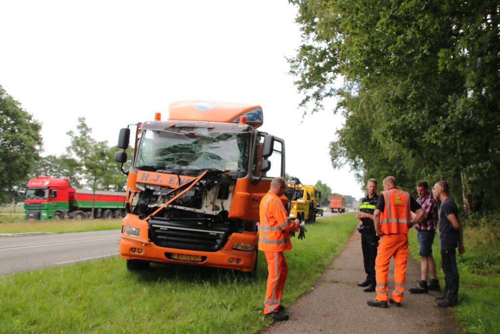 Vrachtwagen total loss na kopstaart botsing