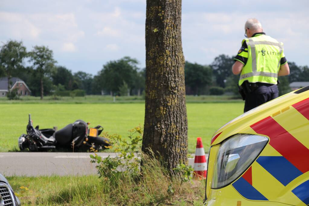 Auto komt in botsing met brommer