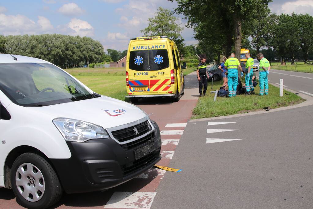 Auto komt in botsing met brommer