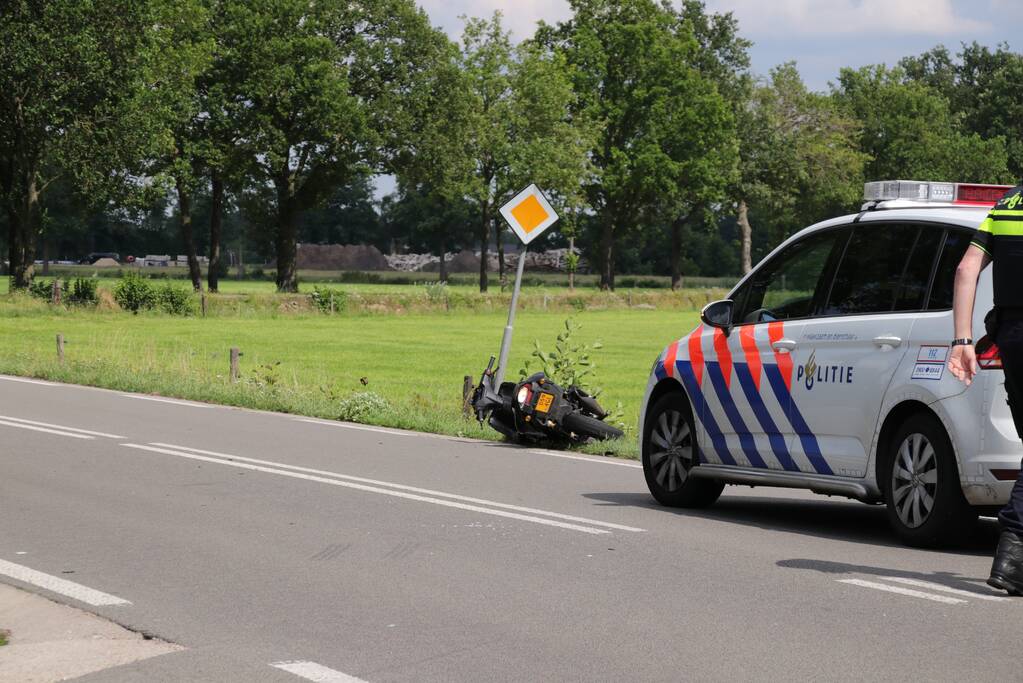 Auto komt in botsing met brommer