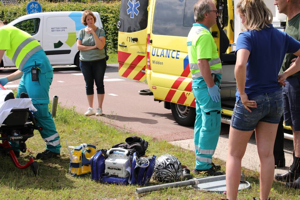 Auto komt in botsing met brommer