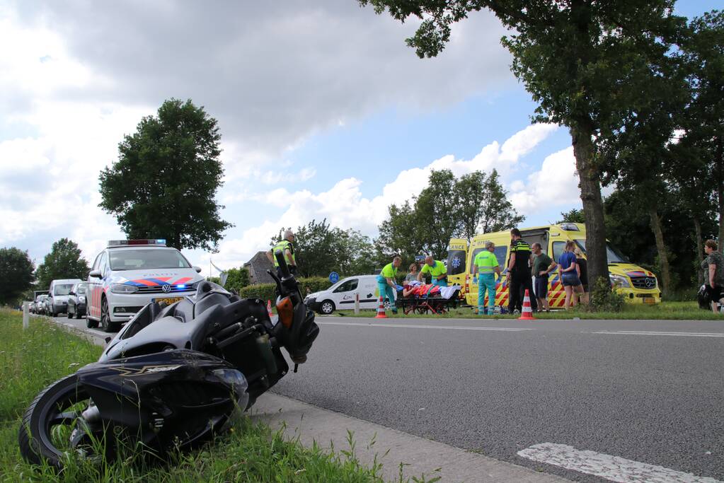 Auto komt in botsing met brommer
