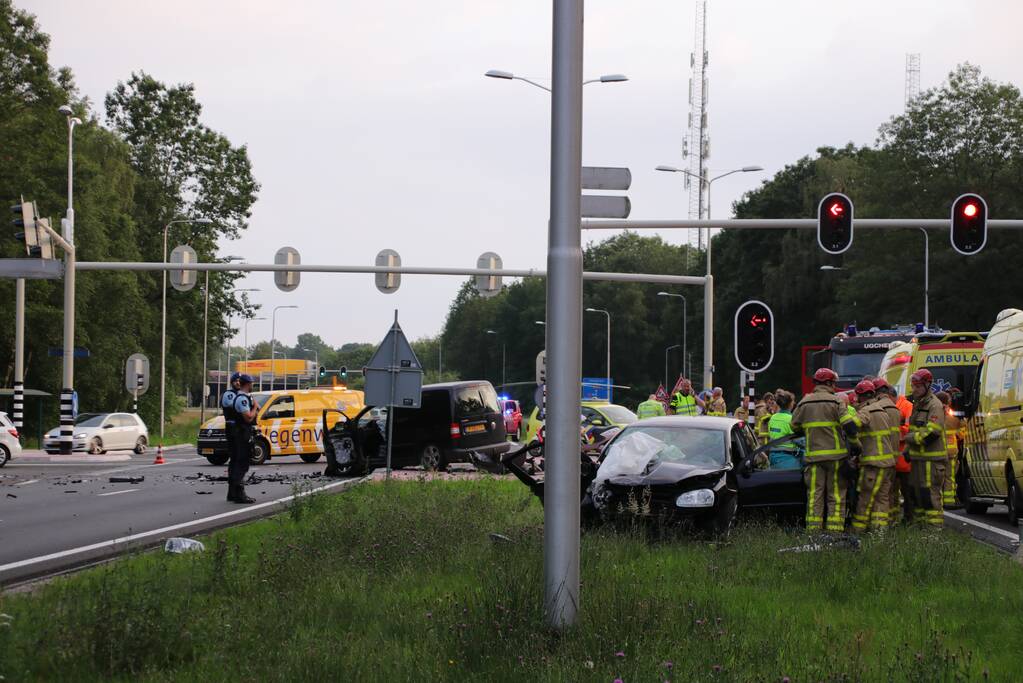 Zeer ernstige ongeval tussen twee voertuigen