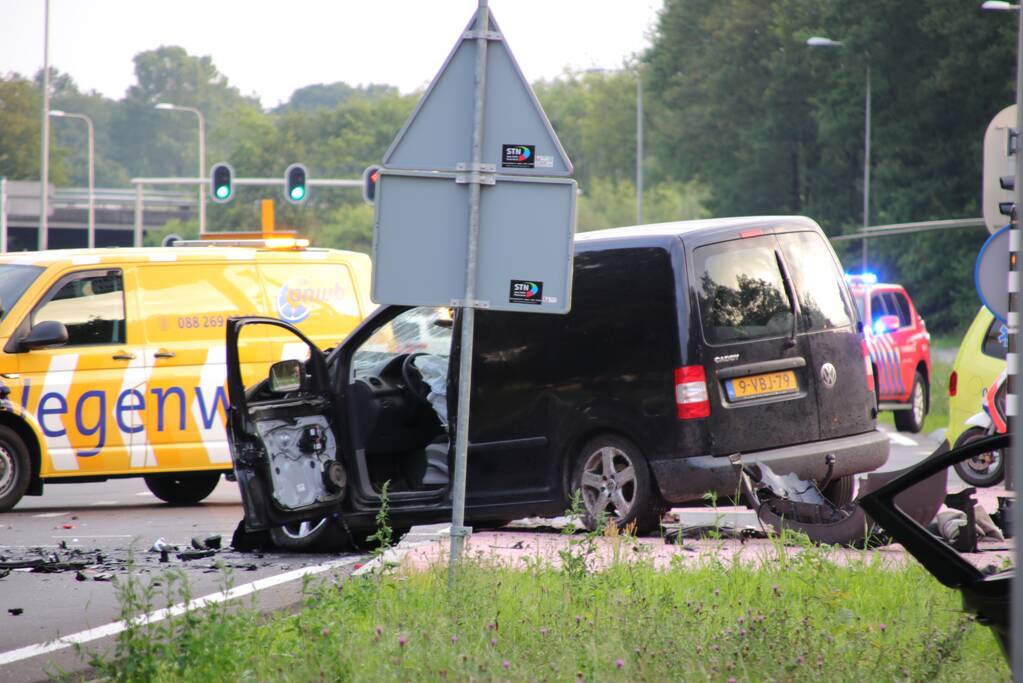 Zeer ernstige ongeval tussen twee voertuigen