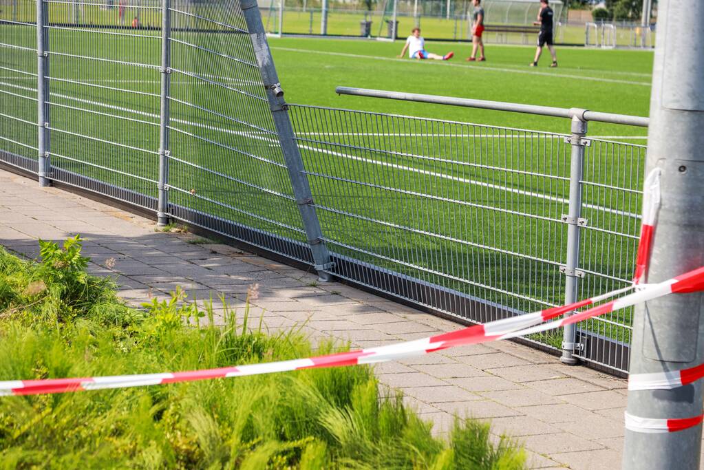 Springkasteel vliegt de lucht in