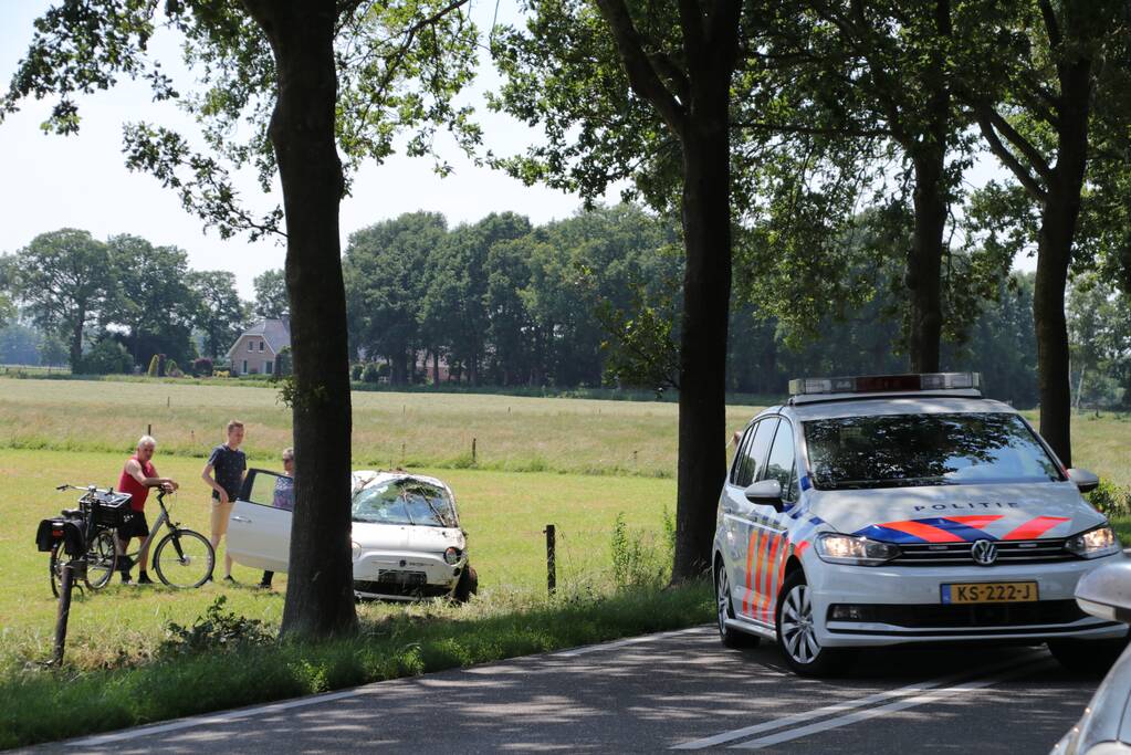 Auto raakt van de weg, Valkseweg N801 in Barneveld