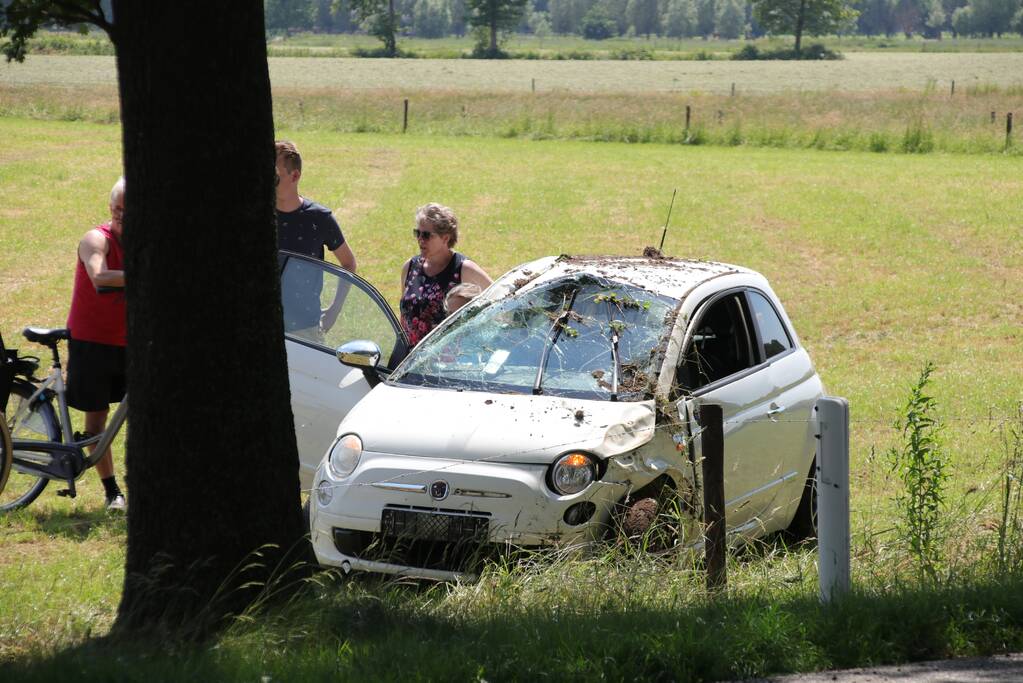 Auto raakt van de weg