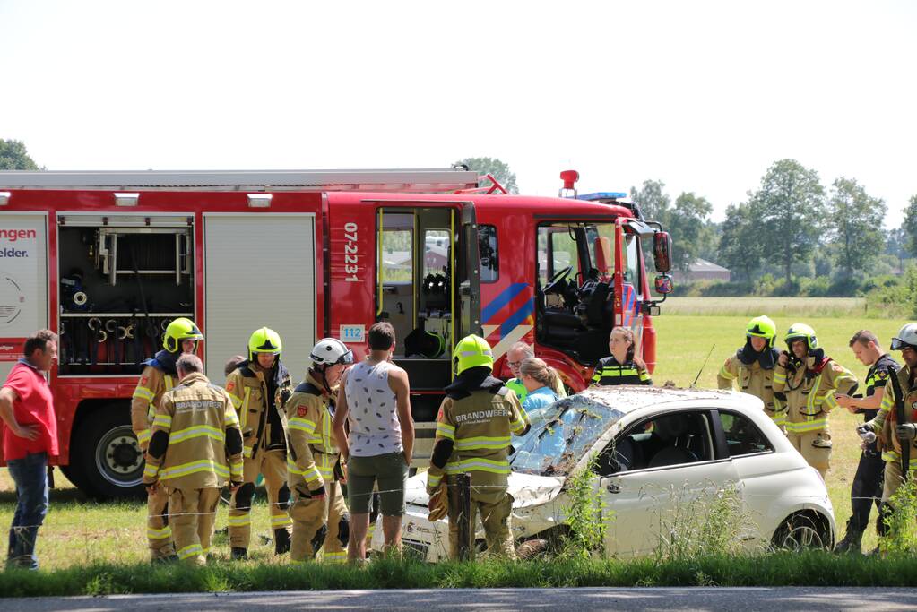 Auto raakt van de weg, Valkseweg N801 in Barneveld