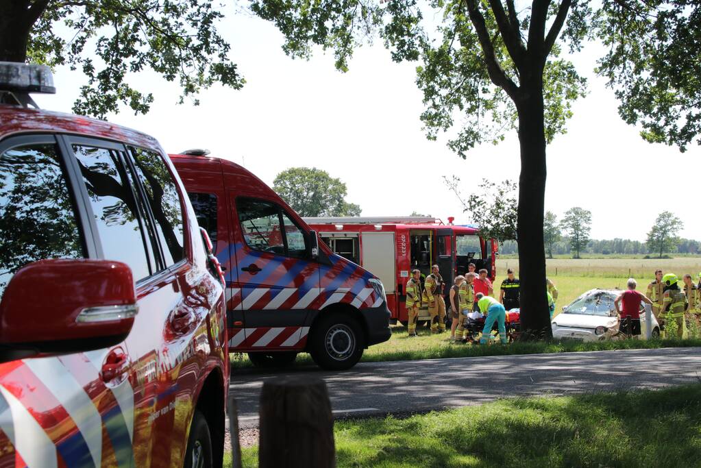 Auto raakt van de weg