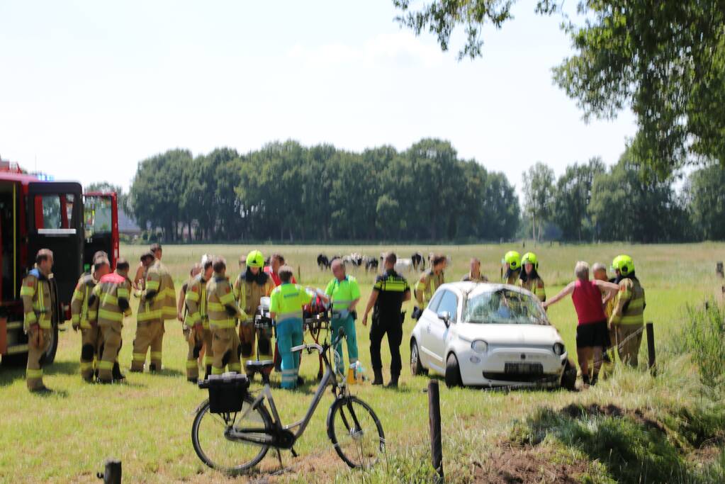 Auto raakt van de weg