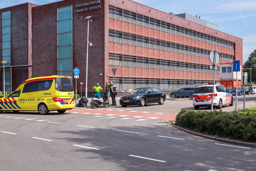 Overstekende brommer botst op auto