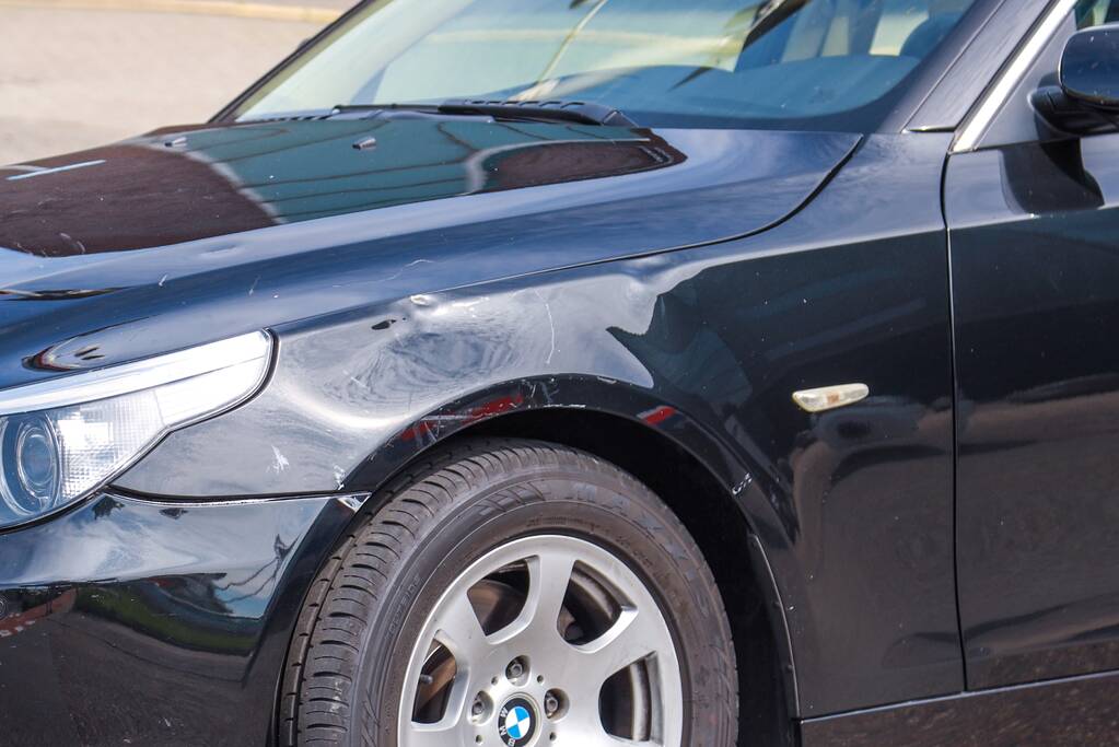 Overstekende brommer botst op auto