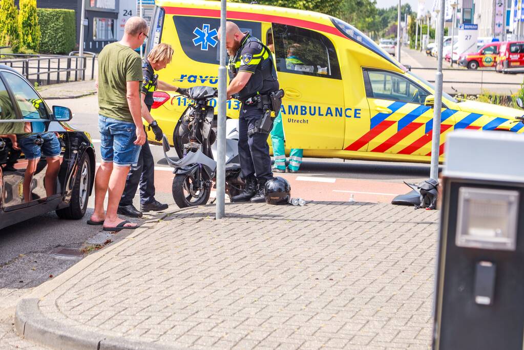 Overstekende brommer botst op auto