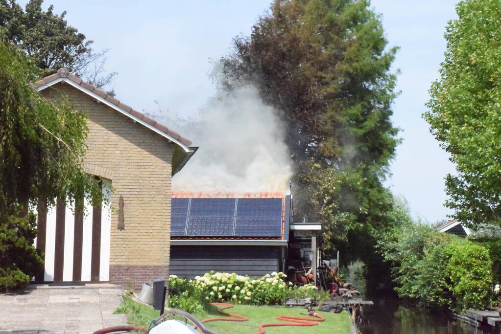 Uitslaande brand verwoest schuur