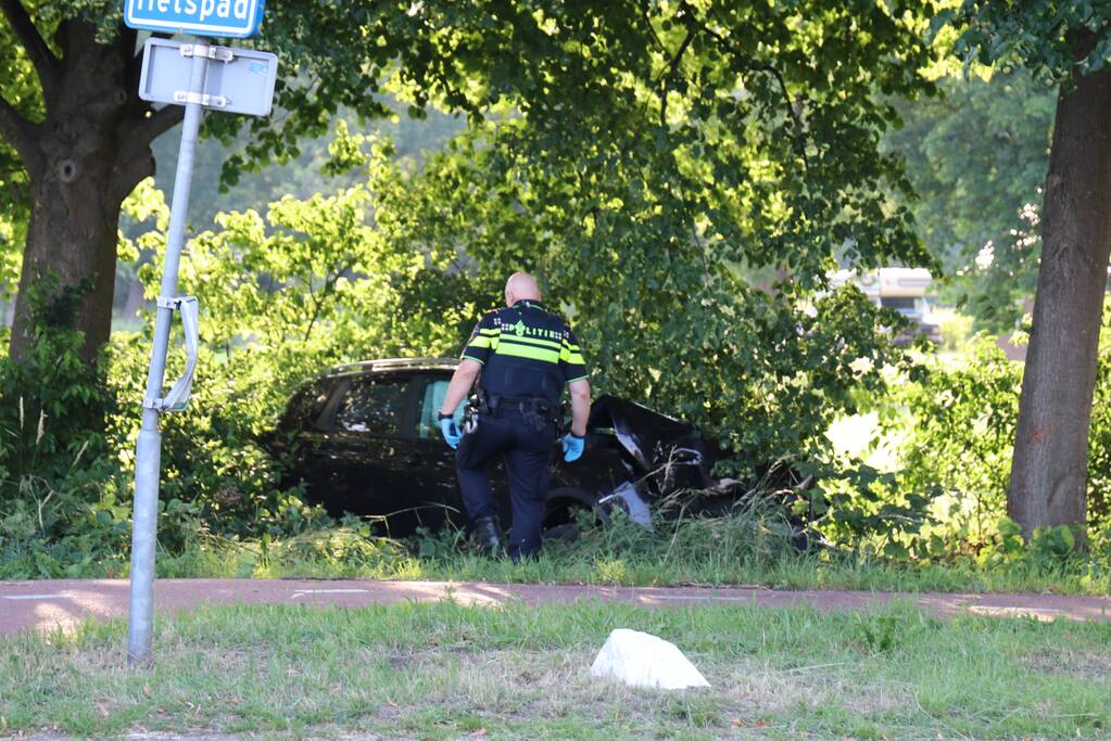 Auto uit de bocht gevlogen