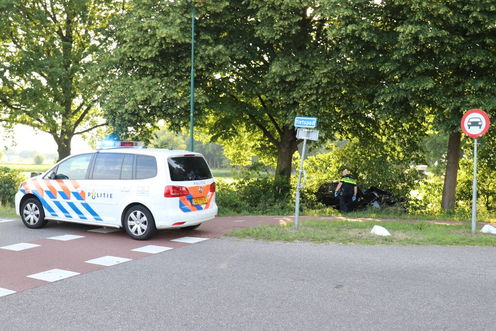 Auto uit de bocht gevlogen