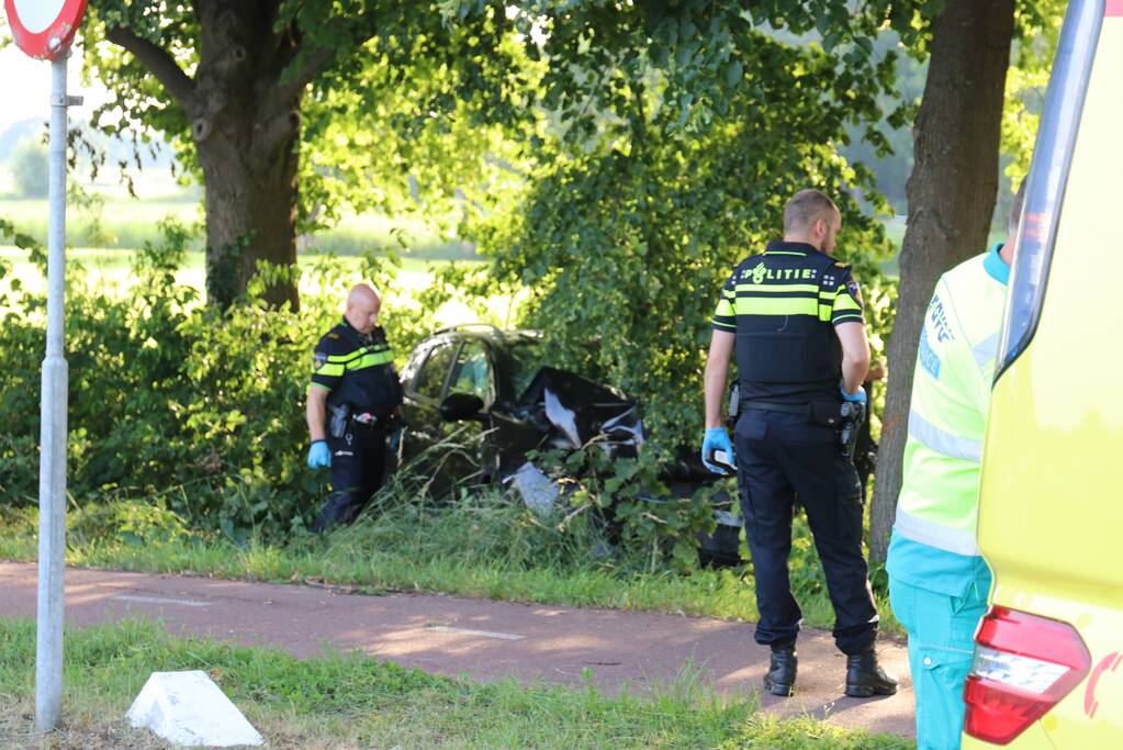 Auto uit de bocht gevlogen