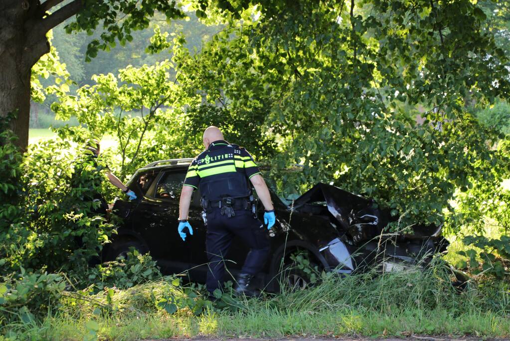Auto uit de bocht gevlogen